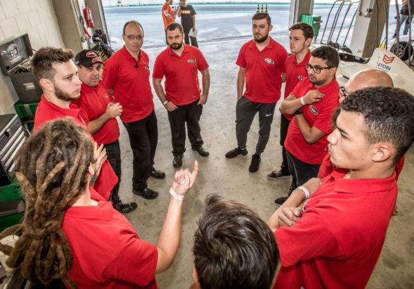 Alunos do Senai desenvolvem trabalhos voluntários na Fórmula Academy Sudamericana
